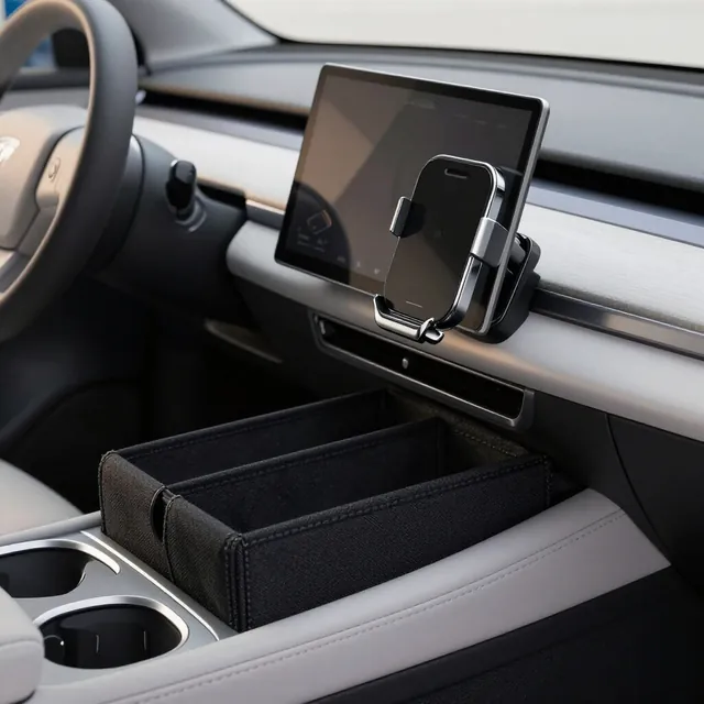 Araba içi, Tesla dashboard'da tablet, telefon tutucu ve düzenleyici kutu.